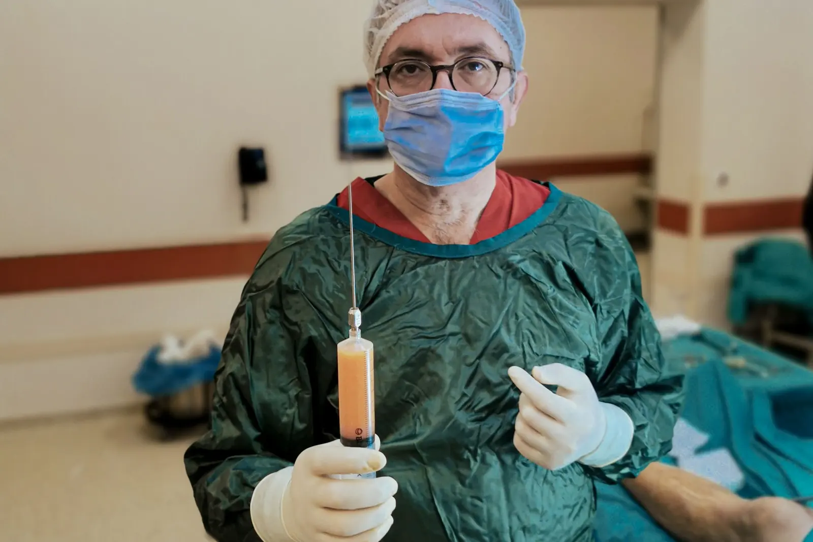 Un chirurgien tient un instrument médical utilisé pour la liposuccion dans un environnement clinique.